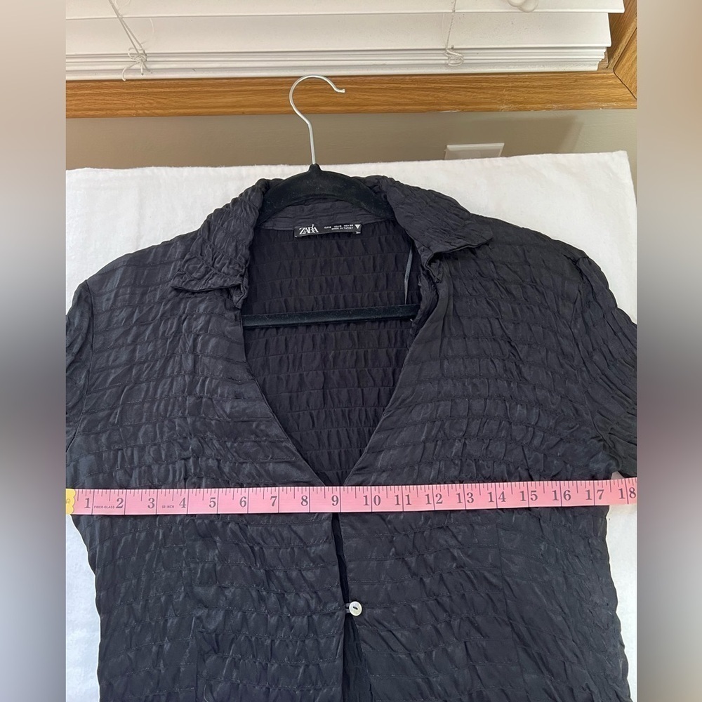Zara satin textured effect Lapel collar shirt V-neck long sleeves. Front button - Picture 9 of 10